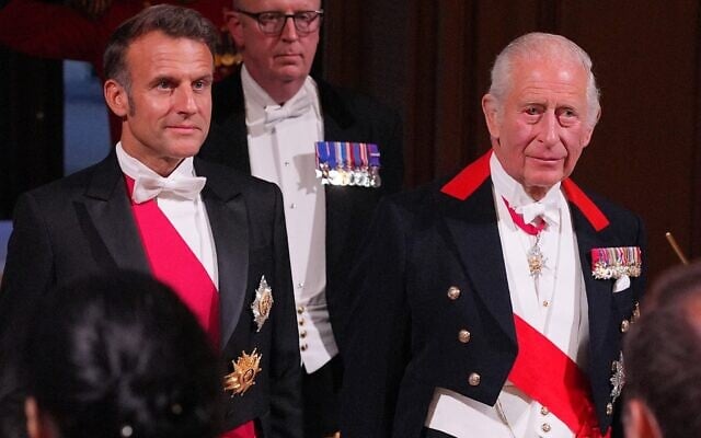 Le roi Charles III d'Angleterre (à droite) et le président français Emmanuel Macron assistant à un banquet officiel au château de Windsor, à l'ouest de Londres, le 8 juillet 2025, lors du premier jour d'une visite officielle de trois jours en Grande-Bretagne. (Crédit : Yui Mok/POOL/AFP)