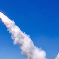 Illustration : Cette photo diffusée par le centre médiatique des Houthis Ansarullah du Yémen le 8 juillet 2025 montre un missile tiré par les Houthis lors de l'attaque en mer lancée contre e vraquier Eternity C, battant pavillon libérien. (Crédit : Ansarullah Media Center/AFP)