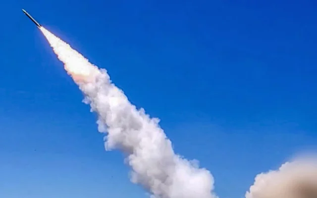 Illustration : Cette photo diffusée par le centre médiatique des Houthis Ansarullah du Yémen le 8 juillet 2025 montre un missile tiré par les Houthis lors de l'attaque en mer lancée contre e vraquier Eternity C, battant pavillon libérien. (Crédit : Ansarullah Media Center/AFP)