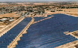Vue aérienne des panneaux solaires dans une centrale de production d'électricité pour la communauté bédouine du village de Tirabin al-Sana, dans le sud du désert du Néguev en Israël, le 11 juin 2025. (Crédit : Menahem KAHANA / AFP)