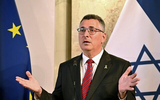 Le ministre des Affaires étrangères Gideon Saar s'exprimant lors d'une conférence de presse conjointe avec ses homologues autrichien et allemand, à Vienne, le 10 juillet 2025. (Crédit : Zoe-Sophie Zimmermann/AFP)