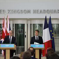 Le Premier ministre britannique Keir Starmer et le président français Emmanuel Macron lors d'une conférence de presse conjointe après une réunion de la Coalition des volontaires sur une base militaire au quartier général de Northwood, au nord-ouest de Londres, le 10 juillet 2025. (Crédit : Ludovic MARIN / POOL / AFP)