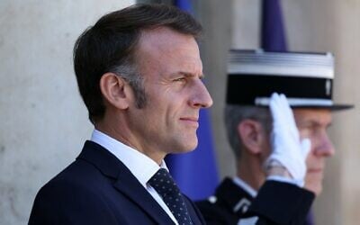Le Président français Emmanuel Macron se préparant à accueillir le Prince Rahim al-Hussaini, l'Aga Khan V, au Palais présidentiel de l'Elysée pour un déjeuner de travail, à Paris, le 11 juillet 2025. (Crédit : Thomas Samson/AFP)