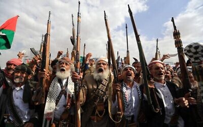 Illustration : Des Yéménites brandissant leurs fusils et scandant des slogans lors d'un rassemblement anti-Israël et anti-américain, dans la capitale contrôlée par les Houthis, Sanaa, le 11 juillet 2025. (Crédit : Mohammed Huwais/AFP)