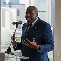 Le ministre britannique des Affaires étrangères, David Lammy, prononçant un discours sur « La diplomatie à l'ère numérique » lors de sa visite officielle à Singapour, le 12 juillet 2025. (Crédit : Roslan Rahman/AFP)
