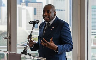 Le ministre britannique des Affaires étrangères, David Lammy, prononçant un discours sur « La diplomatie à l'ère numérique » lors de sa visite officielle à Singapour, le 12 juillet 2025. (Crédit : Roslan Rahman/AFP)