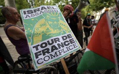 Une pancarte sur laquelle on peut lire « Israël assassin, Tour de France complice » accrochée à un vélo alors que plusieurs dizaines de cyclistes se sont rassemblés pour protester contre la présence de l'équipe Israel Premier Tech dans le Tour de France, à Toulouse, dans le sud-ouest de la France, le 12 juillet 2025. (Crédit : Valentine Chapuis/AFP)