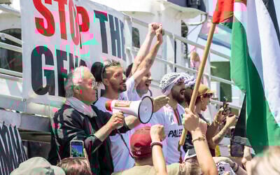 Des membres de l'équipage assistent au départ du bateau « Handala » de la flottille de la liberté pour Gaza dans un port de Syracuse, en Sicile, dans le sud de l'Italie, le 13 juillet 2025. Un bateau à destination de Gaza transportant des militants pro-palestiniens et de l'aide humanitaire a quitté la Sicile le 13 juillet 2025. (Crédit : Giovanni ISOLINO / AFP)
