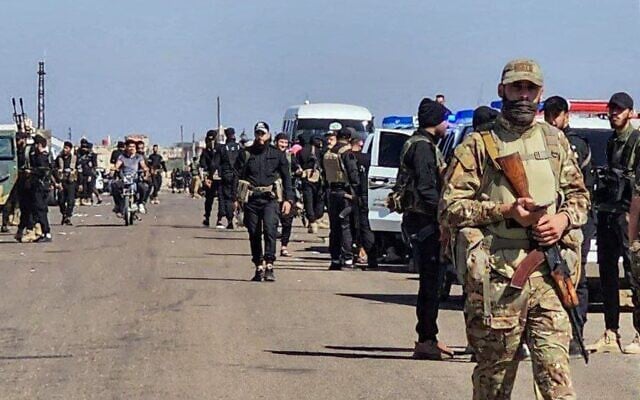 L'armée et les forces de sécurité syriennes se déployant à Soueïda, dans le sud de la Syrie, le 14 juillet 2025. (Crédit : SANA/AFP)