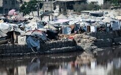 Des campements abritant des Palestiniens déplacés par le conflit près du bassin de collecte des eaux usées de Sheikh Radwan, qui approche de sa capacité de remplissage, dans la ville de Gaza le 14 juillet 2025. (Bashar TALEB / AFP)