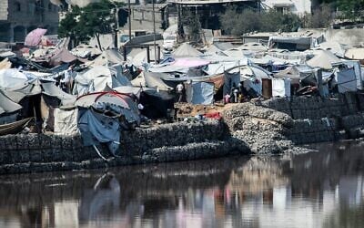 Des campements abritant des Palestiniens déplacés par le conflit près du bassin de collecte des eaux usées de Sheikh Radwan, qui approche de sa capacité de remplissage, dans la ville de Gaza le 14 juillet 2025. (Bashar TALEB / AFP)
