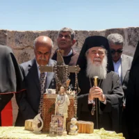 Le patriarche latin de Jérusalem Pierbattista Pizzaballa (à gauche), le patriarche grec orthodoxe de Jérusalem Theophilos III, 2ème à droite, et le patriarche arménien de Jérusalem Nourhan Manougian, à droite, se tiennent ensemble lors d'une visite par les chefs du clergé de plusieurs confessions chrétiennes à l'église Saint-Georges du Ve siècle dans le village chrétien palestinien de Taybeh, au nord-est de Ramallah en Cisjordanie, le 14 juillet 2025. (Crédit : Zain JAAFAR / AFP)
