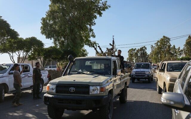 Des membres des forces de sécurité syriennes patrouillant dans une zone située entre Mazraa et Walga, près de la ville à majorité druze de Soueïda, le 14 juillet 2025, à la suite d'affrontements entre des clans bédouins et de clans druzes. (Crédit : Bakr Alkasem/AFP)