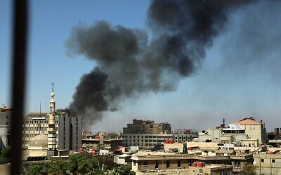 De la fumée s'élevant lors d'affrontements dans la ville à majorité druze de Soueïda, dans le sud de la Syrie, le 15 juillet 2025. (Crédit : Shadi al-Dubaisi/AFP)