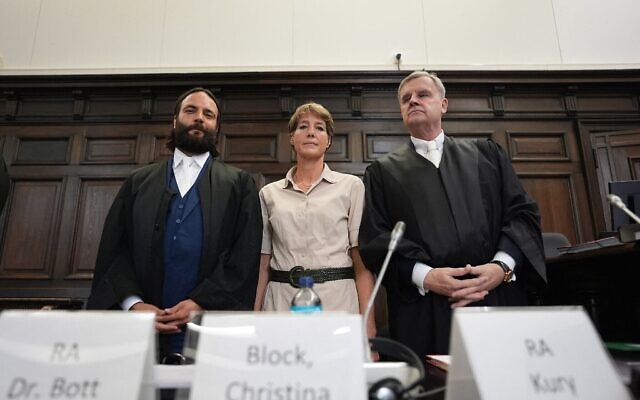 L'entrepreneuse et restauratrice allemande Christina Block (au centre), accusée d'enlèvement d'enfant, aux côtés de ses avocats Ingo Bott (à gauche) et Otmar Kury, avant la reprise de son procès devant le tribunal régional de Hambourg, dans le nord de l'Allemagne, le 15 juillet 2025. (Crédit : Marcus Brandt / POOL / AFP)