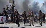 Les forces de sécurité syriennes entrant dans la ville à majorité druze de Soueïda, à la suite d'affrontements entre des clans bédouins et des combattants druzes, le 15 juillet 2025. (Crédit : Sam Hariri/AFP)