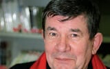 Portrait de l'écrivain et historien français Jean-Pierre Azema, dont le dernier ouvrage s'intitule "Signes de collaboration et de résistance" (2002), pris le 30 novembre 2002 lors de la 55e journée de dédicaces de Sciences Po à Paris. (Crédit : Pierre-Franck COLOMBIER / AFP)