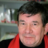 Portrait de l'écrivain et historien français Jean-Pierre Azema, dont le dernier ouvrage s'intitule "Signes de collaboration et de résistance" (2002), pris le 30 novembre 2002 lors de la 55e journée de dédicaces de Sciences Po à Paris. (Crédit : Pierre-Franck COLOMBIER / AFP)