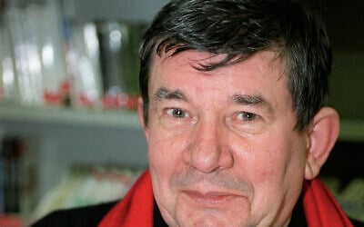 Portrait de l'écrivain et historien français Jean-Pierre Azema, dont le dernier ouvrage s'intitule "Signes de collaboration et de résistance" (2002), pris le 30 novembre 2002 lors de la 55e journée de dédicaces de Sciences Po à Paris. (Crédit : Pierre-Franck COLOMBIER / AFP)