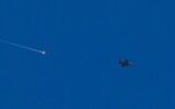 Un avion de combat israélien tirant une fusée éclairante au-dessus de la ville à majorité druze de Soueïda, le 15 juillet 2025, à la suite d'affrontements entre des clans bédouins et des combattants druzes. (Crédit : Bakr Alkasem/AFP)