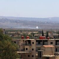 Des fumées se dégagent lors de frappes israéliennes dans les environs de la ville de Sweida, dans le sud de la Syrie, le 16 juillet 2025. (Crédit : Bakr ALKASEM / AFP)
