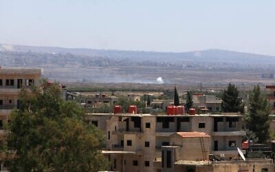 Des fumées se dégagent lors de frappes israéliennes dans les environs de la ville de Sweida, dans le sud de la Syrie, le 16 juillet 2025. (Crédit : Bakr ALKASEM / AFP)