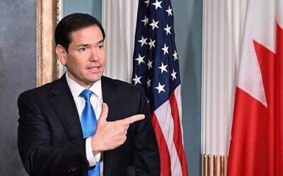 Le secrétaire d'État américain Marco Rubio s'exprime lors d'une cérémonie de signature d'un « protocole d'accord sur la coopération nucléaire » avec le ministre des Affaires étrangères de Bahreïn, Abdullatif bin Rashid al-Zayani, au département d'État à Washington, le 16 juillet 2025. (Crédit : Alex WROBLEWSKI / AFP)