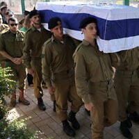 Des soldats de l'armée israélienne portent le cercueil du sergent Yuliy Faktor, 19 ans, tué au combat dans la bande de Gaza, lors des funérailles au cimetière militaire de Rishon LeZion, dans le centre d'Israël, le 16 juillet 2025. (Crédit : AHMAD GHARABLI / AFP)