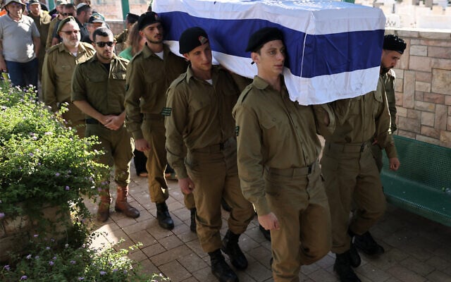 Des soldats de l'armée israélienne portent le cercueil du sergent Yuliy Faktor, 19 ans, tué au combat dans la bande de Gaza, lors des funérailles au cimetière militaire de Rishon LeZion, dans le centre d'Israël, le 16 juillet 2025. (Crédit : AHMAD GHARABLI / AFP)