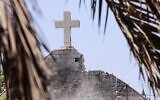 Vue des dégâts subis par l'église de la Sainte Famille après une frappe israélienne sur l'église, dans le quartier de Zeitoun, à Gaza-City, le 17 juillet 2025. (Crédit : Omar al-Qattaa/AFP)