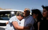 Des Druzes syriens qui ont rejoint la veille le village de Majdal Shams, font leurs adieux à leurs proches alors qu'ils s'apprêtent à regagner la Syrie voisine, le 17 juillet 2025. (Crédit : Jalaa MAREY / AFP)