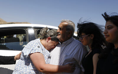 Des Druzes syriens qui ont rejoint la veille le village de Majdal Shams, font leurs adieux à leurs proches alors qu'ils s'apprêtent à regagner la Syrie voisine, le 17 juillet 2025. (Crédit : Jalaa MAREY / AFP)