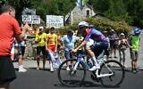 Le coureur canadien de l'équipe Israel-Premier Tech, Michael Woods, lors de la 13ᵉ étape de la 112ᵉ édition du Tour de France, dans les Pyrénées, dans le sud-ouest de la France, le 18 juillet 2025. (Crédit : Marco Bertorello/AFP)