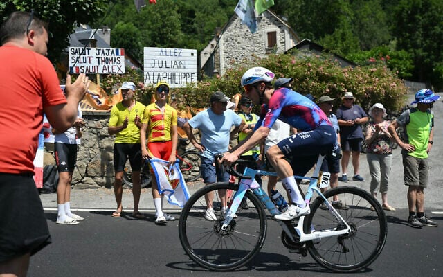 Le coureur canadien de l'équipe Israel-Premier Tech, Michael Woods, lors de la 13ᵉ étape de la 112ᵉ édition du Tour de France, dans les Pyrénées, dans le sud-ouest de la France, le 18 juillet 2025. (Crédit : Marco Bertorello/AFP)