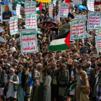 Des Yéménites brandissent des pancartes et des drapeaux palestiniens lors d'un rassemblement contre Israël et les États-Unis, à Sanaa, la capitale dirigée par les Houthis, le 18 juillet 2025. (Crédit : Mohammed Huwais/AFP)