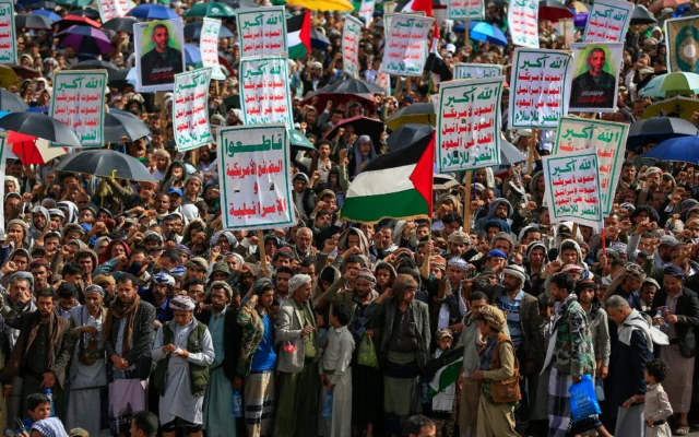 Des Yéménites brandissent des pancartes et des drapeaux palestiniens lors d'un rassemblement contre Israël et les États-Unis, à Sanaa, la capitale dirigée par les Houthis, le 18 juillet 2025. (Crédit : Mohammed Huwais/AFP)