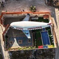 Une maison d'hôtes construite en forme d'avion dans la ville de Qaffin, dans le nord-ouest de la Cisjordanie, le 2 juillet 2025. (Crédit : John Wessels/AFP)