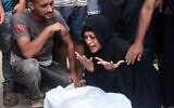 Une Palestinienne pleure un homme qui aurait été tué près d'un centre de distribution d'aides géré par la Fondation humanitaire de Gaza, une organisation soutenue par les Etats-Unis et Israël, à l'hôpital Nasser, le 19 juillet 2025 (Crédit : AFP).