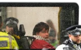 Un manifestant est vu dans un fourgon de police après avoir été arrêté lors d'une manifestation demandant la levée de l'interdiction de l'Action Palestine, proscrite par les lois antiterroristes, à Parliament Square, dans le centre de Londres, le 19 juillet 2025. (Crédit : CARLOS JASSO / AFP)