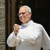 Le pape Léon XIV salue la foule après la prière de l'Angélus sur la Piazza della Liberta devant le Palazzo Apostolico, le 20 juillet 2025 (Crédit : Alberto PIZZOLI / AFP).