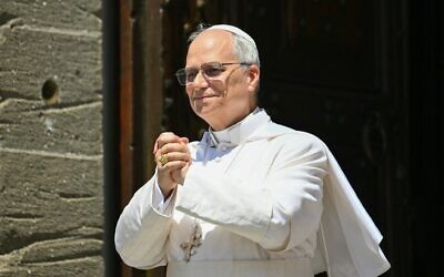 Le pape Léon XIV salue la foule après la prière de l'Angélus sur la Piazza della Liberta devant le Palazzo Apostolico, le 20 juillet 2025 (Crédit : Alberto PIZZOLI / AFP). Le pape Léon XIV salue la foule après la prière de l'Angélus sur la Piazza della Liberta devant le Palazzo Apostolico, le 20 juillet 2025 (Crédit : Alberto PIZZOLI / AFP).