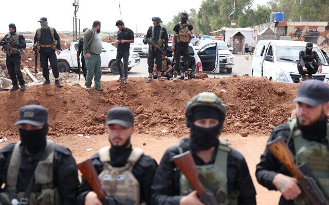 Les forces de sécurité du gouvernement syrien à un checkpoint dans la ville de Busra al-Hariri, à l'est de la ville de Sweida, le 20 juillet 2025, pour empêcher les combattants tribaux armés d'avancer vers la ville. (Crédit : OMAR HAJ KADOUR / AFP)