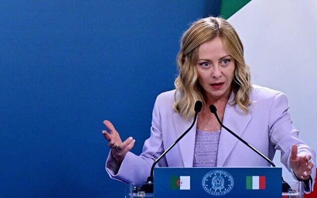 La Première ministre italienne Giorgia Meloni s'exprimant lors d'une conférence de presse conjointe avec le président algérien lors d'un sommet, à la Villa Doria Pamphili, à Rome, le 23 juillet 2025. (Crédit : Tiziana Fabi/AFP) La Première ministre italienne Giorgia Meloni s'exprimant lors d'une conférence de presse conjointe avec le président algérien lors d'un sommet, à la Villa Doria Pamphili, à Rome, le 23 juillet 2025. (Crédit : Tiziana Fabi/AFP)
