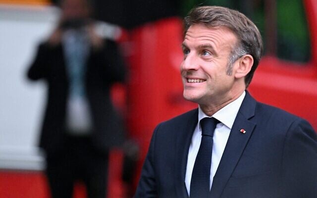 Le président français Emmanuel Macron arrive pour des entretiens avec le chancelier allemand Friedrich Merz (absent sur la photo) à la Villa Borsig, où sont reçus les invités du ministère allemand des Affaires étrangères, à Berlin, en Allemagne, le 23 juillet 2025. (Crédit : RALF HIRSCHBERGER/AFP)