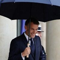 Le président français Emmanuel Macron attend le Premier ministre libanais avant leur déjeuner de travail au palais présidentiel de l'Élysée à Paris, le 24 juillet 2025. (Crédit : GEOFFROY VAN DER HASSELT / AFP)