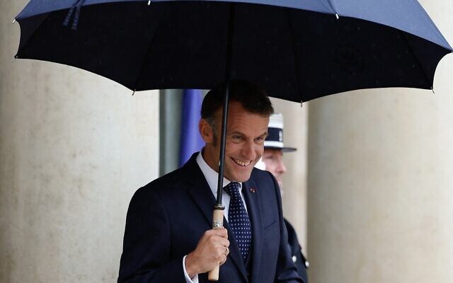 Le président français Emmanuel Macron attend le Premier ministre libanais avant leur déjeuner de travail au palais présidentiel de l'Élysée à Paris, le 24 juillet 2025. (Crédit : GEOFFROY VAN DER HASSELT / AFP)