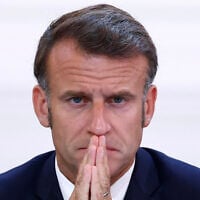 Le président français Emmanuel Macron participe à une réunion avec les élus de Nouvelle-Calédonie et les représentants de l'État au palais de l'Élysée, à Paris, le 12 juillet 2025. (Crédit : Tom Nicholson / POOL / AFP)