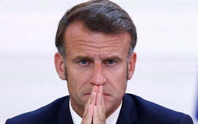 Le président français Emmanuel Macron participe à une réunion avec les élus de Nouvelle-Calédonie et les représentants de l'État au palais de l'Élysée, à Paris, le 12 juillet 2025. (Crédit : Tom Nicholson / POOL / AFP)