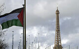 Le drapeau palestinien est hissé pour la première fois (avec la tour Eiffel en arrière-plan) le 13 décembre 2011 au-dessus d'une agence de l'ONU, le siège de l'UNESCO à Paris. Illustration (Crédit : Joël SAGET / AFP)