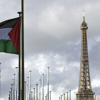 Le drapeau palestinien est hissé pour la première fois (avec la tour Eiffel en arrière-plan) le 13 décembre 2011 au-dessus d'une agence de l'ONU, le siège de l'UNESCO à Paris. (Crédit : Joël SAGET / AFP)